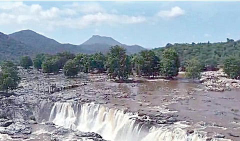 கர்நாடக அணைகளில் இருந்து தண்ணீர் திறப்பால் மேட்டூர் அணைக்கு நீர்வரத்து அதிகரிப்பு: ஒகேனக்கல்லில் பரிசல் இயக்க தடை