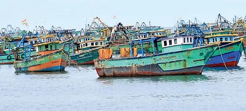 ராமேசுவரத்தில்  ஆழம் குறைந்த கடல் பகுதியில் நிறுத்தி வைக்கப்பட்டிருந்த விசைப்படகுகள்.