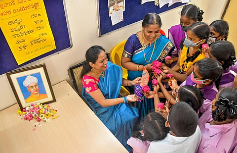 இன்று ஆசிரியர் தின கொண்டாட்டம் | ஒளிமயமான வாழ்க்கைக்கு வழிகாட்டி - ஆளுநர் தமிழிசை, அரசியல் தலைவர்கள் வாழ்த்து