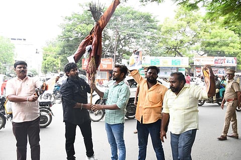அமைச்சர் உதயநிதிக்கு மிரட்டல் சாமியார் பரம்ஹன்ஸ் ஆச்சாரியா உருவ பொம்மையை தீயிட்டு  எரிக்க முயன்றதை மதுரை போலீஸார் தடுத்து நிறுத்தினர். | படம்: எஸ்.கிருஷ்ணமூர்த்தி