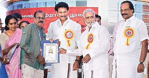 பள்ளிக் கல்வித்துறை சார்பில் டாக்டர் ராதாகிருஷ்ணன் விருது வழங்கும் விழாவில் அமைச்சர் அன்பில் மகேஸ் பங்கேற்று ஆசிரியர்களுக்கு விருது வழங்கினார். உடன் அமைச்சர் சேகர்பாபு, தமிழ்நாடு பாடநூல் மற்றும் கல்வியியல் பணிகள் கழகத்தின் தலைவர் ஐ.லியோனி, துறை செயலர் காகர்லா உஷா உள்ளிட்டோர். படம்: ம.பிரபு