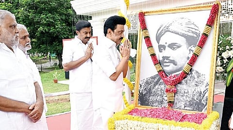 சென்னை காந்தி மண்டப வளாகத்தில் வ.உ.சி. படத்துக்கு முதல்வர் ஸ்டாலின் மரியாதை செலுத்தினார். உடன், அமைச்சர்கள் இ.பெரியசாமி, எ.வ.வேலு, மு.பெ.சாமிநாதன், பி.கே.சேகர்பாபு மற்றும் ஈ.ஆர்.ஈஸ்வரன் எம்எல்ஏ ஆகியோர்.