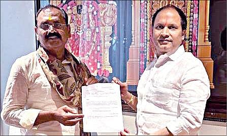 தமிழகம் மற்றும் புதுச்சேரி மாநிலங்களின் திருமலை திருப்பதி தேவஸ்தான ஆலோசனை குழு தலைவராக சேகர் ரெட்டி, ஆந்திர முதல்வர் ஜெகன்மோகன் ரெட்டியின் பரிந்துரையின் பேரில் மீண்டும் நியமனம் செய்யப்பட்டார். இதனையொட்டி, நேற்று நடைபெற்ற தேவஸ்தான அறங்காவலர் குழுக் கூட்டத்தில் இதற்கான ஆணையை தேவஸ்தான அறங்காவலர் குழு தலைவர் கருணாகர் ரெட்டி, சேகர் ரெட்டியிடம் வழங்கினார்.