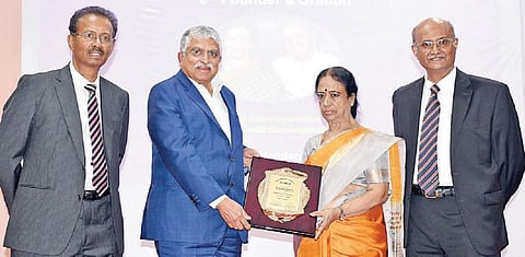 கோவை கங்கா மருத்துவமனையில் நடைபெற்ற நிகழ்வில் பங்கேற்ற இன்ஃபோசிஸ் இணை நிறுவனர் நந்தன் நீலேகணிக்கு மருத்துவம னையின் இயக்குநர்கள் கனகவல்லி, ராஜசபாபதி, ராஜசேகரன் ஆகியோர் நினைவு பரிசு வழங்கினர். படம்: ஜெ.மனோகரன்