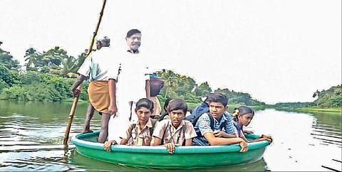 பவானி ஆற்றை பரிசலில் கடக்கும் மக்கள்: பாலம் கட்டித் தர கோரிக்கை