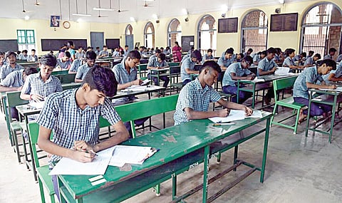 தேர்வுகளால் பறிபோகும் வளரிளம் பருவம்