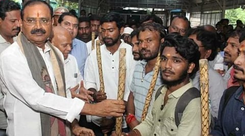 திருப்பதி மலை பாதையில் பக்தர்களுக்கு கைத்தடிகள் வழங்கும் திட்டம் தொடக்கம்