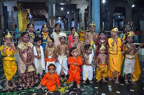 கிருஷ்ண ஜெயந்தி விழாவையொட்டி, வேலூர் வேலப்பாடி பகுதியில் உள்ள வரதராஜ பெருமாள் கோயிலுக்கு ராதை, கிருஷ்ணர் வேடமணிந்து வந்திருந்த சிறுவர், சிறுமியர்கள். படம் : வி.எம்.மணிநாதன்.