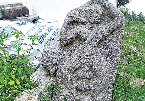 புத்திரன்கோட்டையில் 16-ம் நூற்றாண்டு நவகண்ட நடுகல்