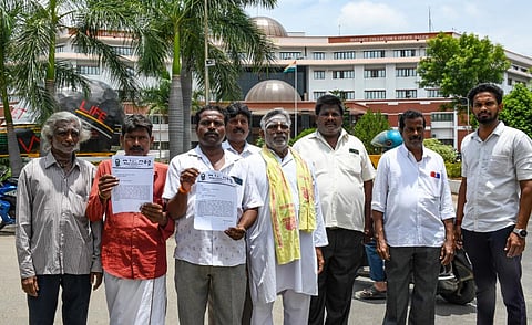 உதயநிதி ஸ்டாலின், சேகர் பாபு மீது நடவடிக்கை எடுக்க கோரி சேலம் ஆட்சியர் அலுவலகத்தில் மனு அளிக்க வந்த இந்து மக்கள் கட்சியினர். | படம்: எஸ்.குரு பிரசாத் 