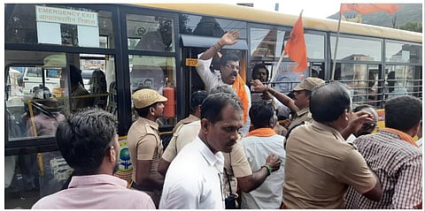 திருவண்ணாமலையில் அமைச்சர் உதயநிதியின் உருவ பொம்மையை  எரிக்க முயன்ற இந்து முன்னணியினரை போலீஸார் கைது செய்தனர்
