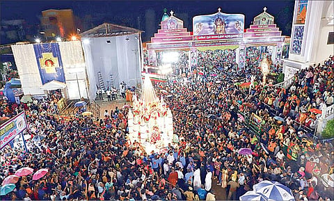 சென்னை பெசன்ட் நகரில் நேற்று நடைபெற்ற வேளாங்கண்ணி மாதா தேவாலய பொன்விழா தேர் பவனியில் பங்கேற்றோர். படங்கள்: பிரபு