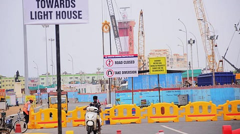 சென்னை மெரினா கடற்கரை காந்தி சிலை அருகே நடந்து வரும் மெட்ரோ பணிகள் | படம்: எஸ்.சத்தியசீலன்