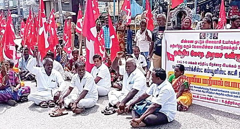 காஞ்சிபுரம் மாவட்டம், உத்திரமேரூரில் நேற்று மத்திய அரசுக்கு எதிராக மறியலில் ஈடுபட்ட மார்க்சிஸ்ட் கம்யூனிஸ்ட் கட்சியினர்.