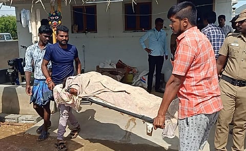 கொலையான மூதாட்டி உடலை பிரேத பரிசோதனைக்காக ஆம்புலன்சில் அரசு மருத்துவமனைக்கு போலீஸார் அனுப்பி வைத்தனர்