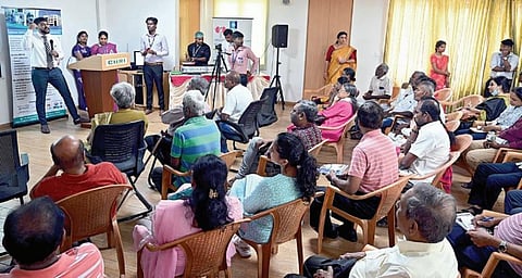சென்னை துரைப்பாக்கத்தில் உள்ள கியூரி (சென்னை சிறுநீரகம் மற்றும் ரோபோட்டிக்ஸ் நிறுவனம்) மருத்துவமனையில் தேசிய ஊட்டச்சத்து வாரம் நிகழ்ச்சி நேற்று நடந்தது. இதில் கியூரி மருத்துவமனையின் சிறுநீரகவியல் நிபுணர் மருத்துவர் அஜய் ரத்தூன் சிறுநீரக நோயாளி களுக்கான உணவு முறைகள் குறித்து விளக்கினார். படம்: எஸ்.சத்தியசீலன்