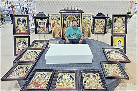 டெல்லியில் நடைபெறும் ஜி-20 மாநாட்டில் இடம்பெற்றுள்ள கைவினைப் பொருட்கள் கண்காட்சியில், கும்பகோணம் கலைஞர் பன்னீர்செல்வம் அமைத்துள்ள  தஞ்சாவூர் ஓவியங்கள் அரங்கு.