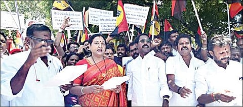சுங்கச்சாவடி கட்டண உயர்வைக் கண்டித்து தேமுதிக பொருளாளர் பிரேமலதா விஜயகாந்த் தலைமையில் சென்னை வானகரத்தில் நேற்று ஆர்ப்பாட்டம் நடைபெற்றது.