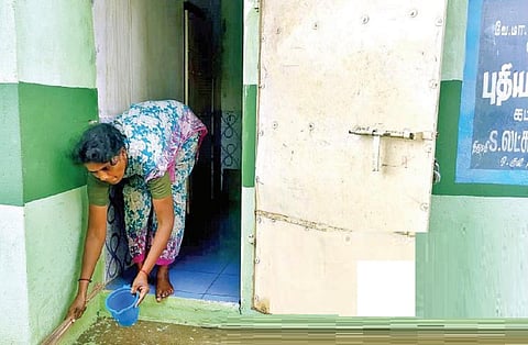 அரசுப் பள்ளிகளில் கழிப்பறைகளை தூய்மைப்படுத்தும் பணியில் ஈடுபட்டு வரும் தூய்மை பணியாளர்