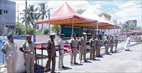 ﻿பரமக்குடியில் போலீஸ் பாதுகாப்பு வளையத்துக்குள் கொண்டு வரப்பட்ட இமானுவேல் சேகரன் நினைவிடம்.