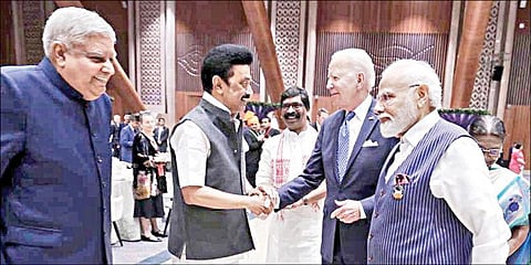 டெல்லியில் நடைபெற்ற ஜி-20 மாநாட்டில் பங்கேற்க வந்த அமெரிக்க அதிபர் ஜோ பைடனுடன் கைகுலுக்கி பேசிய  முதல்வர் மு.க.ஸ்டாலின்.  உடன்,  குடியரசுத் துணைத் தலைவர் ஜகதீப் தன்கர், பிரதமர் நரேந்திர மோடி.