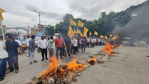 திருப்பதியில் போராட்டத்தில் ஈடுபட்ட தெலுங்கு தேசம் கட்சியினர்