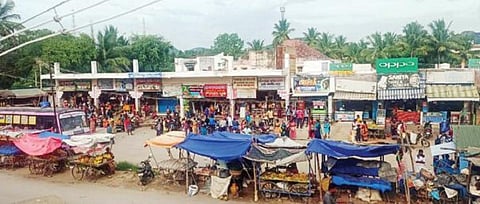 பர்கூர் பேருந்து நிலையத்தில் அடிப்படை வசதிகள் மேம்படுத்த வேண்டும் என பயணிகள் கோரிக்கை விடுத்துள்ளனர்.