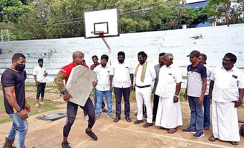 உலக இரும்பு மனிதன் போட்டியில் பங்கேற்கவுள்ள குமரி  வீரர் கண்ணனின் பயிற்சியை  நாகர்கோவில் அண்ணா விளையாட்டரங்கில்  விஜய் வசந்த் எம்.பி. தொடங்கி வைத்தார்.