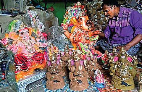 விநாயகர் சதுர்த்திக்கு இன்னும் ஒரு வாரமே உள்ள நிலையில், புரசைவாக்கம் அருகே உள்ள கொசப்பேட்டையில் தயாரிக்கப்பட்டுள்ள விநாயகர் சிலைகளுக்கு வண்ணம் தீட்டும் பணி மும்முரமாக நடைபெற்று வருகிறது. படம் : ம.பிரபு