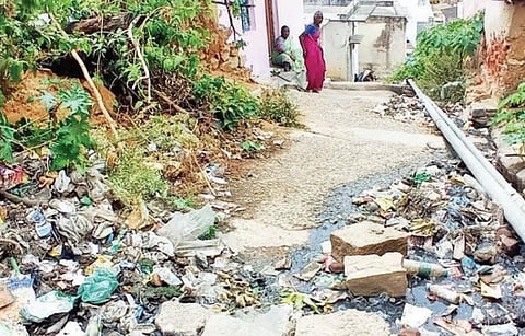 ஓசூர் மாநகராட்சி 26-வது வார்டில் மலைக்குன்றின் மீதுள்ள பார்வதி நகரில் சாக்கடை கால்வாய் வசதியில்லாததால், தெருவில் தேங்கியுள்ள கழிவுநீர்