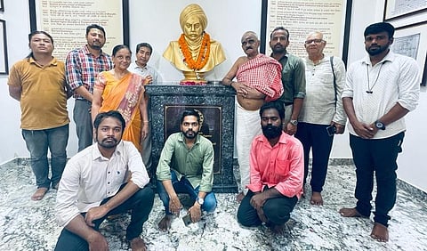 பாரதியாரின் 102-வது நினைவு நாளையொட்டி வாரணாசியில் உள்ள அவரது வீட்டில் உள்ள சிலைகளுக்கு இந்து பல்கலை. பேராசிரியர்கள், மாணவர்கள் மாலை அணிவித்து மரியாதை செலுத்தினர்.