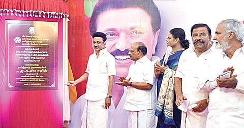 சென்னை, கொளத்தூர் சட்டமன்ற தொகுதிக்குட்பட்ட ராஜாதோட்டம் திட்டப்பகுதியில், தமிழ்நாடு நகர்ப்புற வாழ்விட மேம்பாட்டு வாரியத்தின் சார்பில் கட்டப்படவுள்ள 162 புதிய அடுக்குமாடி குடியிருப்புகளுக்கு முதல்வர் மு.க.ஸ்டாலின் நேற்று அடிக்கல் நாட்டினார். நிகழ்ச்சியில், அமைச்சர்கள் கே.என்.நேரு, தா.மோ.அன்பரசன், சேகர்பாபு, துறை செயலர் அபூர்வா ஆகியோர் கலந்து கொண்டனர்.
