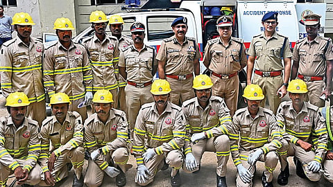 வேப்பேரியில் உள்ள காவல் ஆணை யர் அலுவலகத்தில், காவல் துறைக்கு புதிதாக வழங்கப்பட்ட `வீரா' என்ற நவீன மீட்பு வாகனத்தில் உள்ள கருவிகள் விபத்து நேரத்தில் எவ்வாறு செயல்படும் என்பதை போலீஸார் நேற்று செய்து காட்டினர். இதை காவல் ஆணை யர் சந் தீப் ராய் ரத் தோர் பார்வை யிட்டா ர். ப ோ க்குவரத்து காவல் கூடுதல் ஆணையர் ஆர்.சுதாகர், இணை ஆணை யர் அபிஷேக் தீக்சித் உள்பட பலர் இதில் கலந்து கொண்டனர். படம் : ம.பிரபு