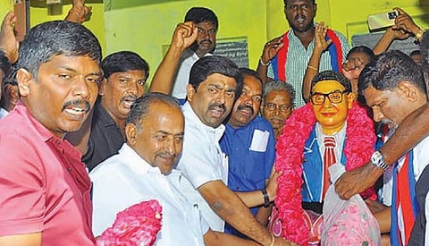 திருப்பூர் மாநகராட்சி அலுவலகம் அருகே காமராஜர் சாலையில் உள்ள அம்பேத்கர் சிலைக்கு நேற்று மாலை அணிவித்து மரியாதை செலுத்திய மேயர் ந.தினேஷ்குமார்,  துணை மேயர் பாலசுப்பிரமணியம் உட்பட பல்வேறு அமைப்பினர்
