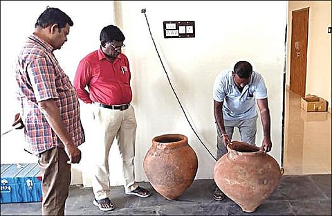 வெம்பக்கோட்டை அருகே சிவசங்குபட்டியில் கண்டெடுக்கப்பட்ட முதுமக்கள் தாழிகளை ஆய்வு செய்யும் தொல்லியல்துறை அலுவலர் பொன் பாஸ்கர், வட்டாட்சியர் ரெங்கநாதன் உள்ளிட்டோர்.