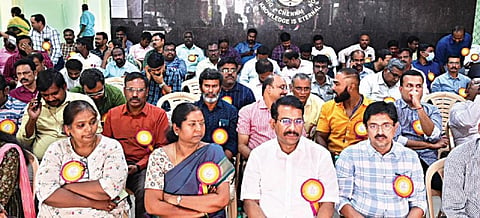 ஊதிய உயர்வு அரசாணையை அமல்படுத்தக் கோரி சென்னை கீழ்ப்பாக்கத்தில் உள்ள மருத்துவக் கல்வி இயக்குநரக வளாகத்தில் நேற்று போராட்டத்தில் ஈடுபட்ட அரசு மருத்துவர்கள்.  படம்: எஸ்.சத்தியசீலன்