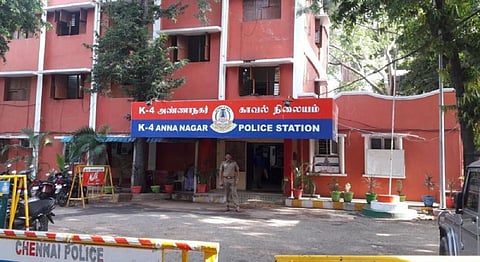 வீட்டில் தனியாக இருந்த மூதாட்டியிடம் கத்தி முனையில் 8 பவுன் கொள்ளை @ சென்னை