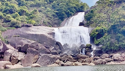 பாணதீர்த்தம் அருவியை இனி காரில் இருந்து பார்க்கலாம்: படகு பயணம், குளிப்பதற்கு அனுமதியில்லை!