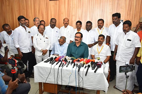 கடலூரில் பாமக தலைவர் டாக்டர் அன்புமணி ராமதாஸ் எம்.பி இன்று செய்தியாளர்களை சந்தித்தார்.