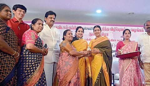 மத்திய அரசின் எச்எல்எல் நிறுவனம் மற்றும் என்வி நிறுவனம் சார்பில் சென்னை நந்தனத்தில் நேற்று நடைபெற்ற மாதவிடாய் குறித்த விழிப்புணர்வு நிகழ்ச்சியில் பெண்களுக்கு மாதவிடாய் குப்பிகளை வழங்கினார் துர்கா ஸ்டாலின். உடன்,  தமிழச்சி தங்கபாண்டியன் எம்.பி., மேயர் ஆர்.பிரியா, துணை மேயர் மு.மகேஷ்குமார், மாநகராட்சி ஆணையர் ஜெ.ராதாகிருஷ்ணன், மயிலை வேலு எம்எல்ஏ உள்ளிட்டோர். படம்: எஸ்.சத்தியசீலன்