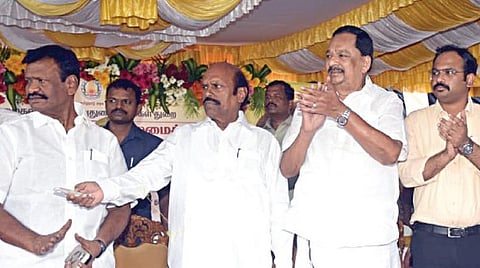 சேக்காடு பகுதியில் அமைக்கப்பட்டுள்ள ரயில்வே கீழ் பாலத்தை அமைச்சர் எ.வ.வே லு, நேற்று திறந்து வைத்தார். இந்நிகழ்வில், அமைச்சர்
ஆர்.காந்தி, ஆட்சியர் ஆல்பி ஜான் வர்கீஸ் உள்ளிட்டோர் பங்கேற்றனர்.