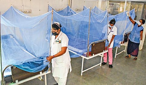 சேலம் அரசு மருத்துவக் கல்லூரி மருத்துவமனையில், அமைக்கப் பட்டுள்ள டெங்கு சிகிச்சைக்கான சிறப்பு வார்டு.	     படம்: எஸ்.குரு பிரசாத்.
