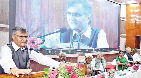 வேளாண் பல்கலைக்கழகத்தில் தொடங்கிய மூன்று நாள் தேசிய வேளாண் சந்தைப்படுத்துதல் குறித்த மாநாட்டில் பேசிய மத்திய நிதி ஆயோக் அமைப்பின் முழு நேர உறுப்பினர் ரமேஷ் சந்த். அருகில் துணைவேந்தர் வெ.கீதாலட்சுமி உள்ளிட்டோர்.    படம்: ஜெ.மனோகரன்
