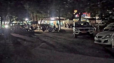 மின் விளக்கு வசதியில்லாததால், இரவில் இருள் சூழ்ந்து காணப்படும் ஓசூர் வட்டாட்சியர் அலுவலக வளாகம்.