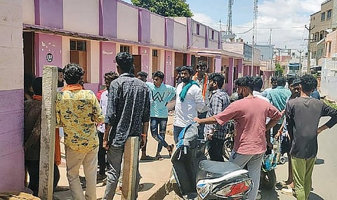 திருப்பூர் குமார் நகர் செல்லம்மாள் காலனி மாநகராட்சி தொடக்கப் பள்ளி முன்பு நேற்று திரண்ட இந்து முன்னணியினர்.