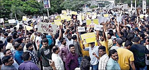 ஹைதராபாத்தில் உள்ள ஹைடெக் சிட்டியில் ஐடி ஊழியர்கள் சந்திரபாபு நாயுடுவுக்கு ஆதரவாக போராட்டத்தில் ஈடுபட்டனர்.