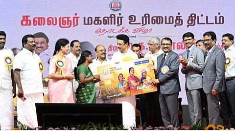 காஞ்சிபுரம் பச்சையப்பன் கல்லூரி மைதானத்தில் நேற்று நடந்த விழாவில், கலைஞர் மகளிர் உரிமை தொகை திட்டத்தை முதல்வர் ஸ்டாலின் தொடங்கி வைத்து, பயனாளிகளுக்கு ஏடிஎம் அட்டையை வழங்கினார். உடன், குறு, சிறு, நடுத்தர தொழில் நிறுவனங்கள் துறை அமைச்சர் தா.மோ.அன்பரசன், தலைமைச் செயலர் சிவ்தாஸ் மீனா, முதல்வரின் செயலர் முருகானந்தம், எம்எல்ஏக்கள் செல்வப்பெருந்தகை, க.சுந்தர், காஞ்சிபுரம் மாவட்ட ஆட்சியர் கலைச்செல்வி மோகன் உள்ளிட்டோர். படங்கள்: எம்.முத்துகணேஷ்