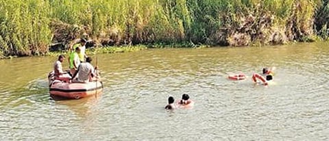 முதலை இழுத்துச் சென்ற கூலித்தொழிலாளியை பழைய கொள்ளிடம் ஆற்றில் தேடிய  தீயணைப்பு மற்றும் வனத்துறையினர்.