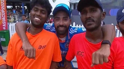 மைதான பராமரிப்பு ஊழியர்களுடன் சிராஜ்