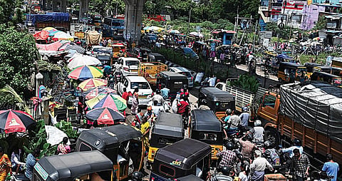 விநாயகர் சதுர்த்தி பண்டிகையை முன்னிட்டு சென்னை கோயம்பேடு மார்க்கெட்டில் நேற்று பொருட்கள் வாங்க குவிந்த பொதுமக்களால் ஏற்பட்ட போக்குவரத்து நெரிசலில் சிக்கித் தவித்த வாகனங்கள்.  படம்: எஸ்.சத்தியசீலன்